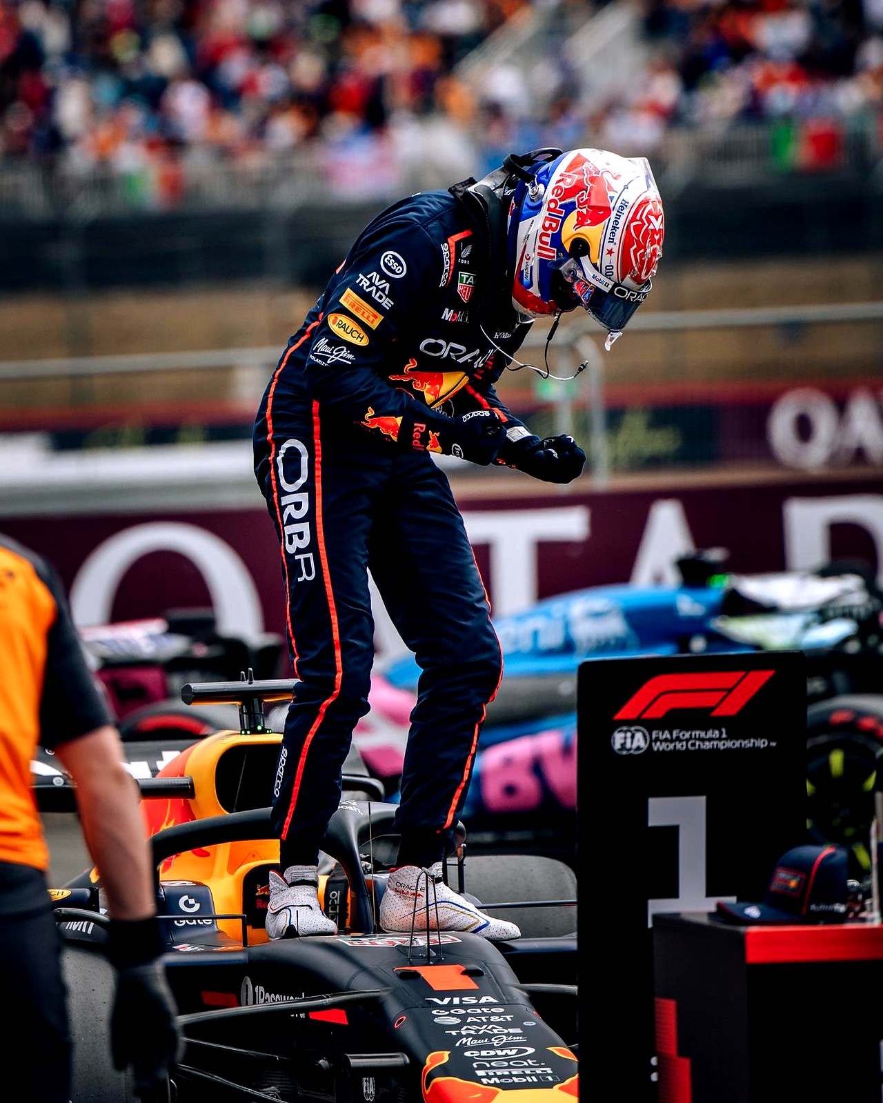 红牛车队鏖战梅赛德斯,皮亚斯特里高光表现 红牛车队鏖战梅赛德斯,皮亚斯特里高光表现