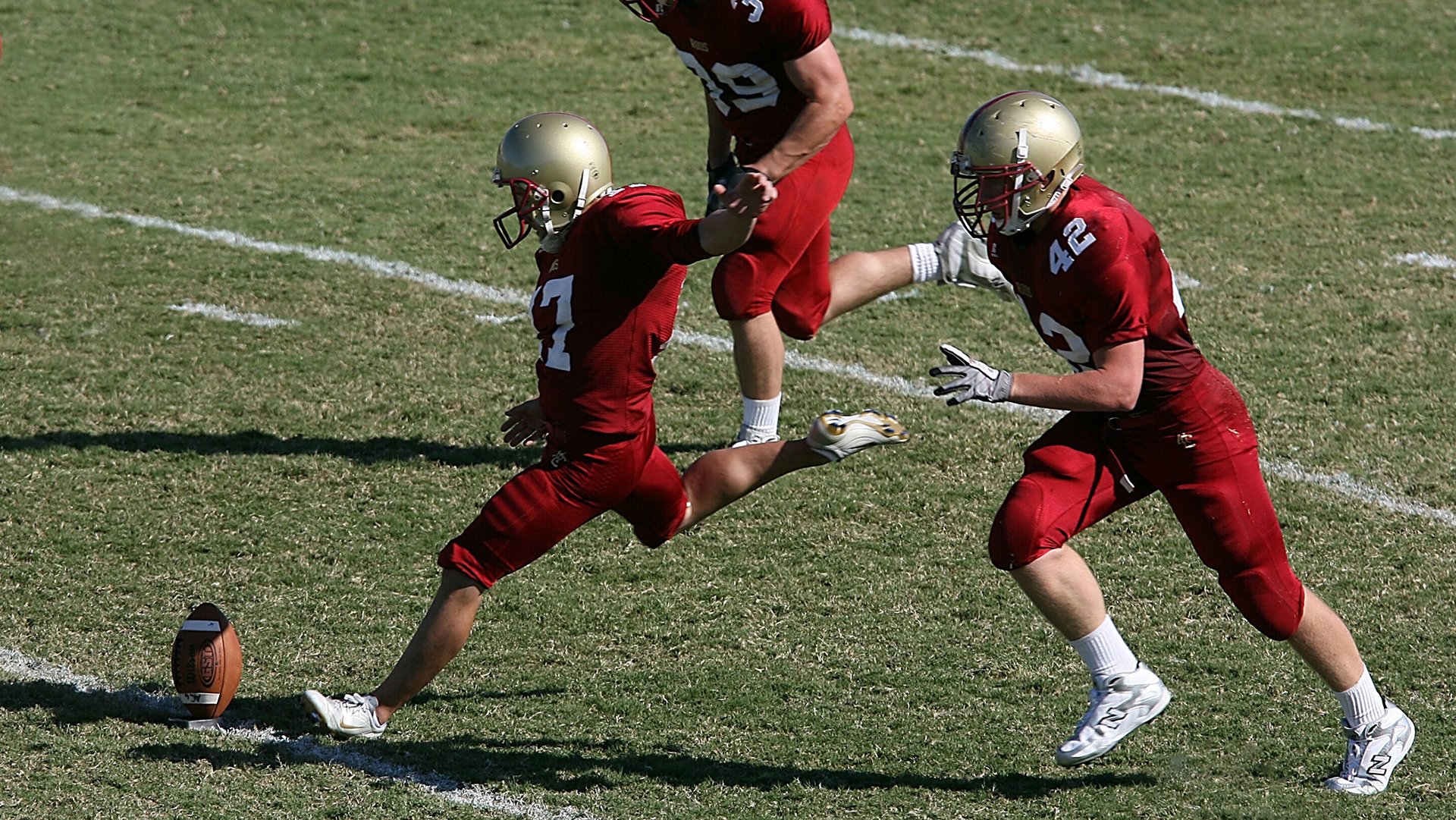当足球撞上F1，突尼斯狂胜之夜，莱万在巴林赛道超车世界