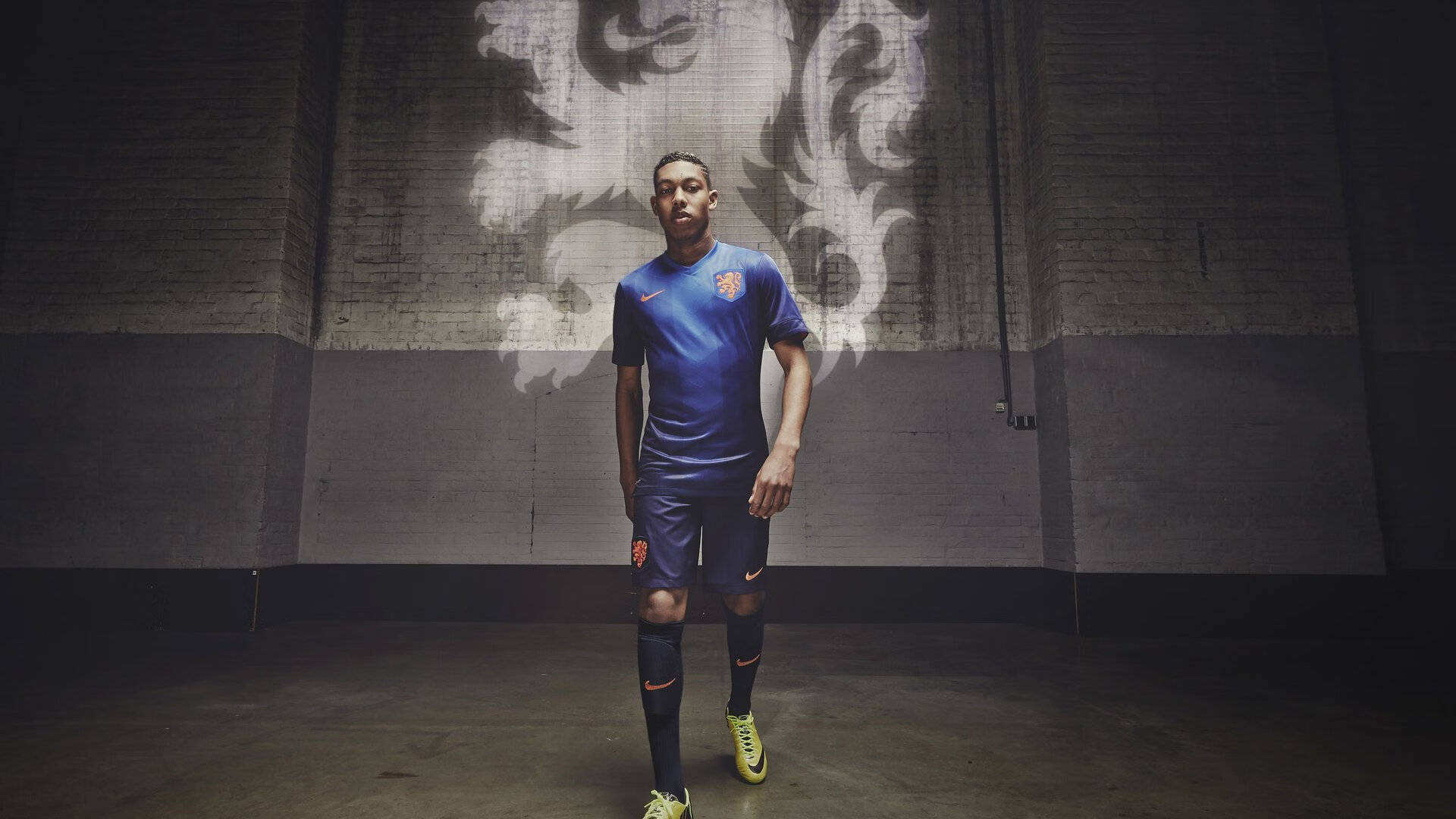 当足球撞上F1，突尼斯狂胜之夜，莱万在巴林赛道超车世界